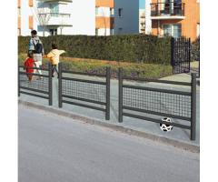 Bariera drogowa prosta, ozdobna okratowana barierka miejska, stalowa malowana bariera