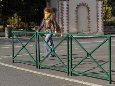 Bariera z poręczą Lizbona, drogowa bariera, dekoracyjna bariera miejska